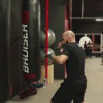 Entrenar MMA con un saco de boxeo