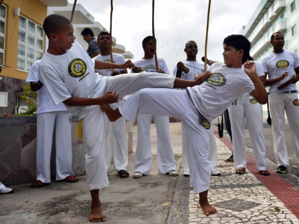 las oportunidades de carrera y los caminos profesionales para los practicantes y maestros de capoeira 1